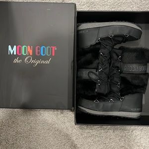 Moon Boots - Black with Silver Details